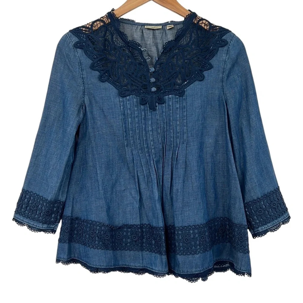 Holding Horses Anthropologie Blouse Womens 0 Blue Chambray Crochet Lace Pleated